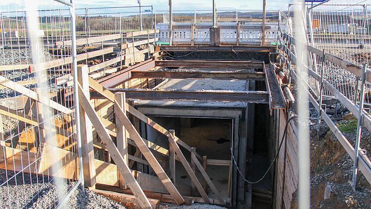 Mit einer neuen Unterführung und einer Rampe will die Deutsche Bahn den Bahnhof in Ebenhausen barrierefrei machen. Weil für die komplizierte Technik Spezialisten gebraucht werden, ist jetzt wieder eine Zwangspause auf der Baustelle angesagt. Fotos: Martina Straub