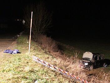 Am Sonntagabend landete ein Auto bei einem Unfall zwischen Betzenstein und Ottenhof (Kreis Bayreuth) in einem Feld. Foto: NEWS5 / Zeilmann