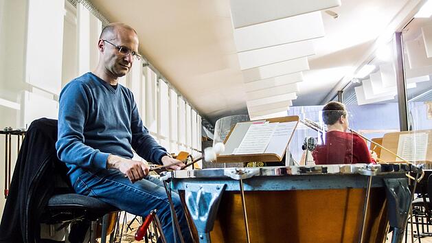 Zu sperrig f&uuml;r das London-Gastspiel: Norbert R&ouml;ders Pauken m&uuml;ssen in Coburg bleiben, stattdessen gibt es f&uuml;r das Konzert des Philharmonischen Orchesters am Samstag in der Cadogan Hall Leih-Pauken. Foto: Jochen Berger