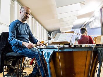 Zu sperrig für das London-Gastspiel: Norbert Röders Pauken müssen in Coburg bleiben, stattdessen gibt es für das Konzert des Philharmonischen Orchesters am Samstag in der Cadogan Hall Leih-Pauken. Foto: Jochen Berger