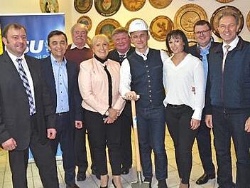 Stefan Heinlein (mit Schutzhelm und Spaten) wurde zum Bürgermeisterkandidaten der CSU im Markt Pressig nominiert. Mit im Bild von links: Klaus Dressel, Jens Korn, Reinhard Horn, Anita Swiduruk, Reinhold Heinlein,Stefan Heinlein mit Ehefrau Susi, Bernd Liebhardt und Klaus Löffler.  Foto: K.- H. Hofmann