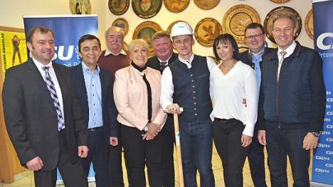 Stefan Heinlein (mit Schutzhelm und Spaten) wurde zum Bürgermeisterkandidaten der CSU im Markt Pressig nominiert. Mit im Bild von links: Klaus Dressel, Jens Korn, Reinhard Horn, Anita Swiduruk, Reinhold Heinlein,Stefan Heinlein mit Ehefrau Susi, Bernd Liebhardt und Klaus Löffler.  Foto: K.- H. Hofmann