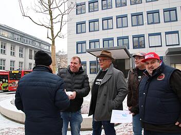Gute Stimmung trotz bitterer Kälte: OB-Kandidat Thomas Kellermann (Mitte) im Gespräch  mit einem potenziellen Unterstützer der Gruppe  Bambergs Mitte. Sebastian Schanz