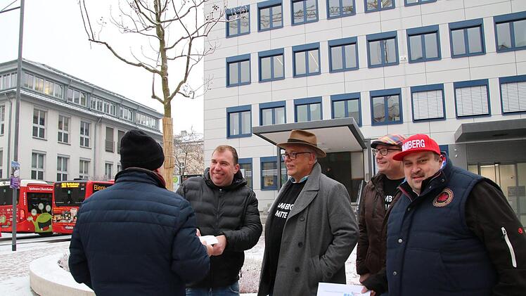 Gute Stimmung trotz bitterer Kälte: OB-Kandidat Thomas Kellermann (Mitte) im Gespräch  mit einem potenziellen Unterstützer der Gruppe  Bambergs Mitte. Sebastian Schanz