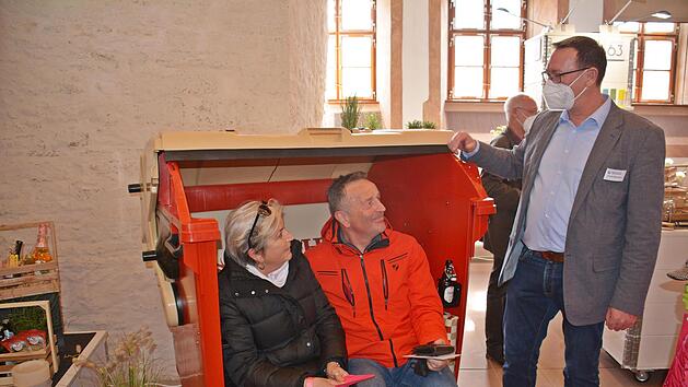 Ein Highlight in Maria Bildhausen war eine Werkstatt, die gro&szlig;e Wertstofftonnen in Sitzm&ouml;bel umbaut. Frank Wemh&ouml;ner, Leiter der Arbeitsvorbereitung der Herforder Werkst&auml;tten, erl&auml;uterte den Besuchern, dass diese wahlweise auch mit Musikanlage ausger&uuml;stet werden k&ouml;nnen. Foto: Hanns Friedrich