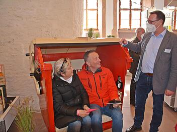 Ein Highlight in Maria Bildhausen war eine Werkstatt, die große Wertstofftonnen in Sitzmöbel umbaut. Frank Wemhöner, Leiter der Arbeitsvorbereitung der Herforder Werkstätten, erläuterte den Besuchern, dass diese wahlweise auch mit Musikanlage ausgerüstet werden können. Foto: Hanns Friedrich