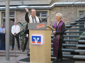 Stadtpfarrer Thomas Eschenbacher und seine evangelische Kollegin, Pfarrerin Adelheid Augustin segneten die modernisierten Räumlichkeiten und baten um Gottes Schutz. Foto: Winfried Ehling