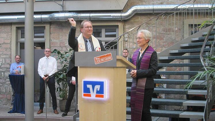 Stadtpfarrer Thomas Eschenbacher und seine evangelische Kollegin, Pfarrerin Adelheid Augustin segneten die modernisierten Räumlichkeiten und baten um Gottes Schutz. Foto: Winfried Ehling