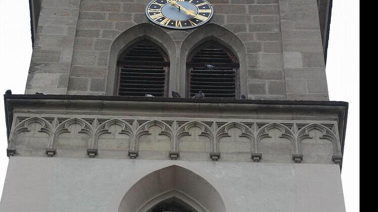 Auch der Kot von Tauben hinterließ Schäden an der Blutskirche. Deshalb werden zur Taubenvergrämung Spikes angebracht. Foto: Röllinger