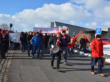 Der Demonstrationszug der Metaller führte durch Maroldsweisach zum Gasthaus Hartleb. Dort wurde diskutiert.