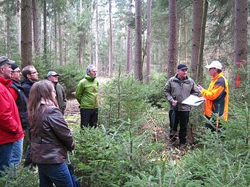 Revierförster Berthold Schultheiß (r.) hatte bei seinen Erläuterungen im Wald aufmerksame Zuhörer. Foto: Dieter Grams