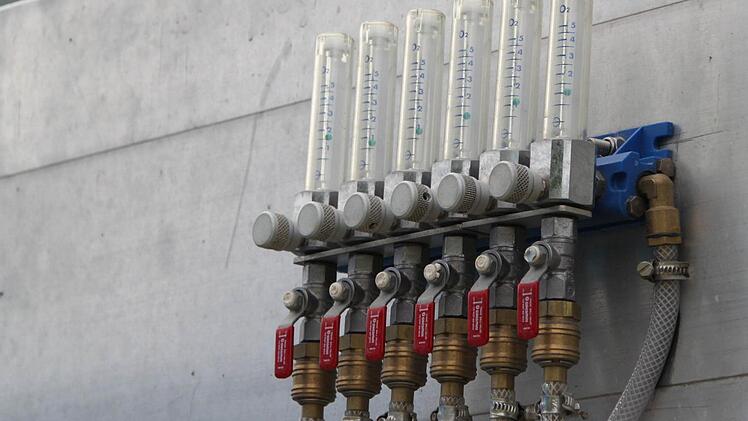 Während der Fahrt werden die Fische mit Sauerstoff versorgt. Foto: Ulrike Müller