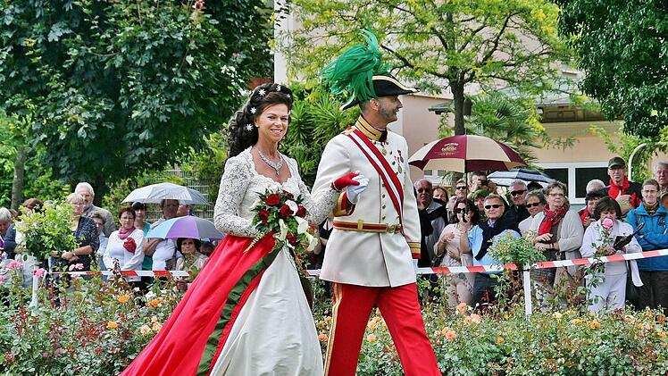 Der "Hofmarschall" stellt die historischen Persönlichkeiten im Rosengarten vor: Franz, der Kaiser von Österreich und seine Sisi. Fotos: Werner Vogel