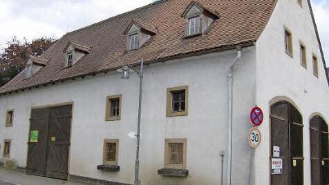 Diese Scheune konnte die Gemeinde kaufen. Hier soll die Parkplatzsituation entschärft werden.