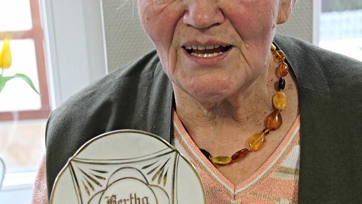 Das Kaffeeservice, was ihre Mutter Berta im Jahr 1914 zur Konfirmation geschenkt bekommen hat, hält Olga Jakelski in Ehren. Hier ein Untersetzer davon mit dem Namen "Berta Diem." Foto: Helmut Will