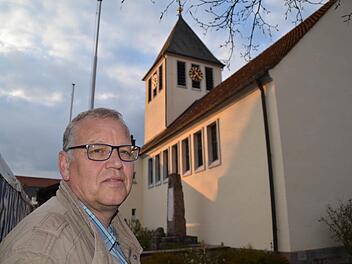 Kirchenpfleger Ewald Metz sorgt sich um die 60 Jahre alte Katzenbacher Kirche St. Blasius, in der der Holzwurm sein Unwesen treibt. Foto: Katrhin Kupka-Hahn