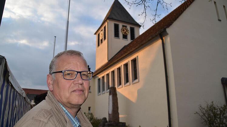 Kirchenpfleger Ewald Metz sorgt sich um die 60 Jahre alte Katzenbacher Kirche St. Blasius, in der der Holzwurm sein Unwesen treibt. Foto: Katrhin Kupka-Hahn