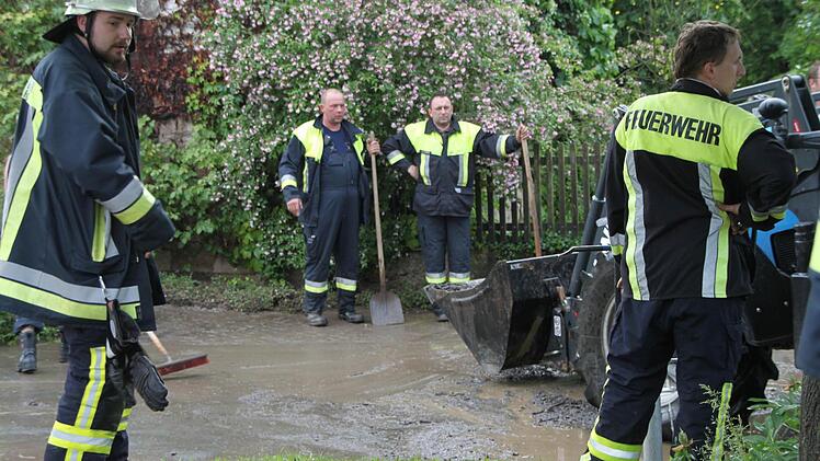 Überschwemmung der Ortsdurchfahrt des Neuenmarkter Ortsteils Schlömen. Foto: Dagmar Besand