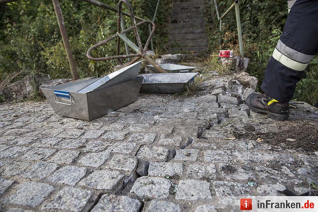 Auto prallt in Ottendorf gegen kleine Brücke