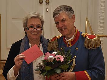 Mit einem roten Umschlag, in dem ein Scheck von 2500 Euro steckte, überraschte die Vorsitzende des Fördervereins der Städtischen Musikschule, Birgit Eber, Stadtmusikdirektor Bernd Hammer. Foto: Peter Klopf