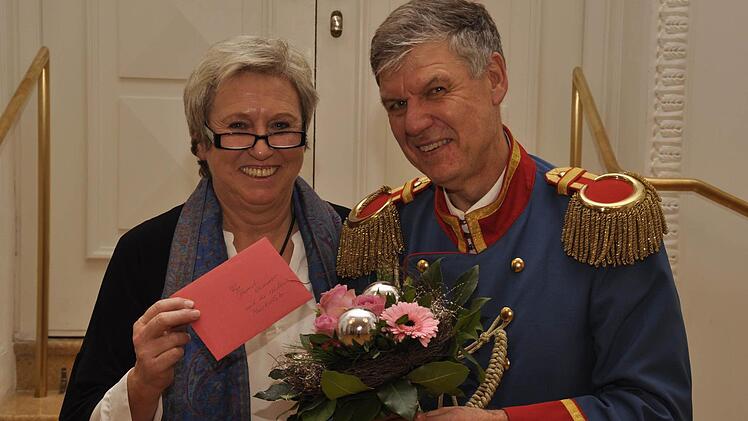 Mit einem roten Umschlag, in dem ein Scheck von 2500 Euro steckte, überraschte die Vorsitzende des Fördervereins der Städtischen Musikschule, Birgit Eber, Stadtmusikdirektor Bernd Hammer. Foto: Peter Klopf