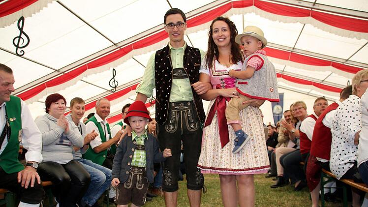 Trachtenmode für die ganze Familie zeigten diese Vier (Leon Wels sowie Andreas, Nicole und Hannes Neumer, von links). Foto: Bettina Knauth