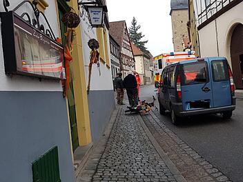 Am Dienstagmorgen gab es einen Unfall in der Oberen Torstraße in Zeil. Ein Mofafahrer fiel von seinem fahrbaren Untersatz nach dem Aufprall auf einen Kleinlaster.Brigitte Krause