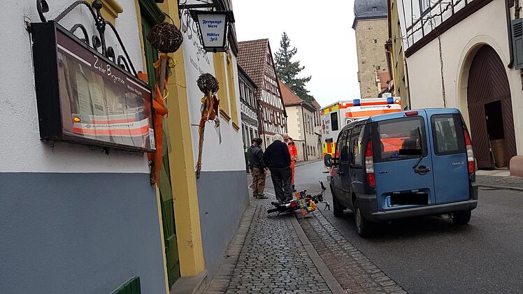 Am Dienstagmorgen gab es einen Unfall in der Oberen Torstraße in Zeil. Ein Mofafahrer fiel von seinem fahrbaren Untersatz nach dem Aufprall auf einen Kleinlaster.Brigitte Krause