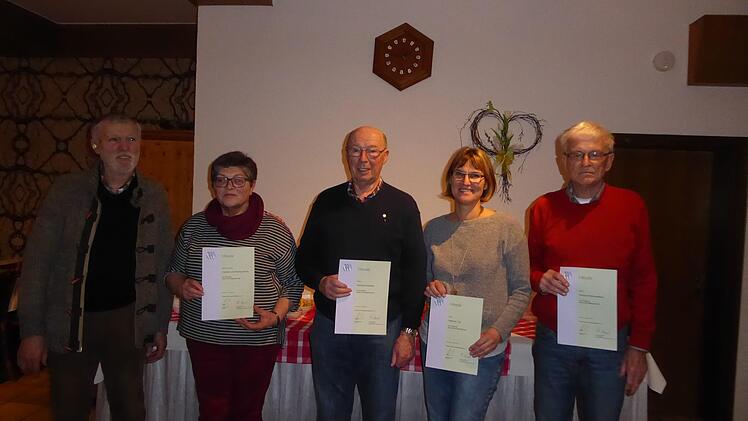 Ehrungen: (von links) Klemens und Hedwig Simon (25 Jahre),  Reinhard Herterich (50 Jahre), Stefanie Lutz (25 Jahre) und Gerhard  Weidensteiner (25 Jahre). Foto: Elisabeth Mehn
