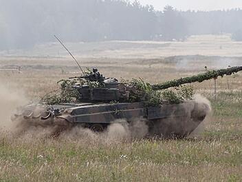 Der Panzer schleppte einen Radpanzer ab. Symbolbild, Foto: Georgina Stubbs/PA Wire/dpa