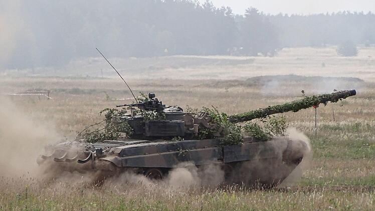 Der Panzer schleppte einen Radpanzer ab. Symbolbild, Foto: Georgina Stubbs/PA Wire/dpa