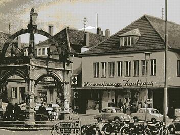So sah das Hammelburger Kaufhaus in den 1960er Jahren aus - in einer Zeit, als noch Autos über den Marktplatz fahren und dort sogar parken durften.Foto: Fotoarchiv Josef Kirchner