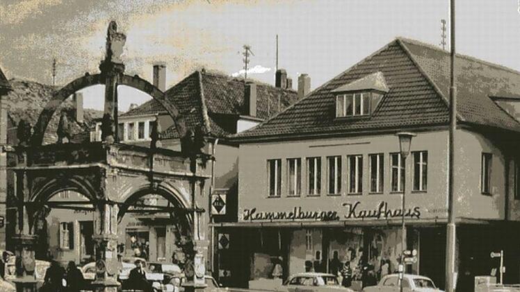 So sah das Hammelburger Kaufhaus in den 1960er Jahren aus - in einer Zeit, als noch Autos über den Marktplatz fahren und dort sogar parken durften.Foto: Fotoarchiv Josef Kirchner