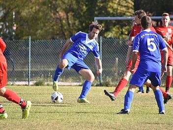 Gereon Amon (am Ball) und der SV Pretzfeld verbuchten gegen Dürrbrunn den zweiten Saisonsieg, bleiben aber punktgleich mit dem FC Burk Tabellenletzter.  Foto: Raphael Porzelt