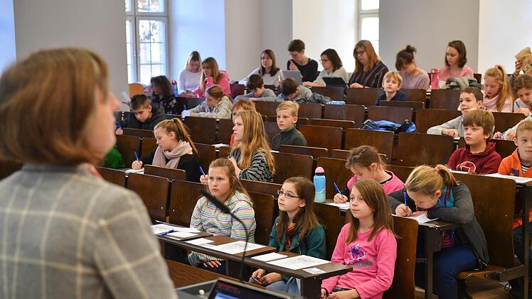 Mit Carmen Enss ging es in der ersten Kinder-Uni-Vorlesung auf eine Reise durch die Baugeschichte der italienischen Stadt Bari. Foto: Ronald Rinklef