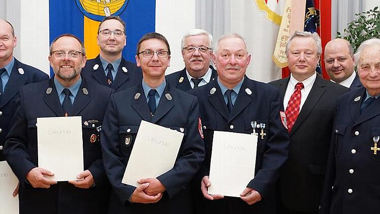Ehrungs-Foto: Von links: Landrat Johann Kalb, Thomas Wolfschmidt, Ludwig Blum, Kommandant Matthias Demling, Ralf Schug, Kreisbrandrat Bernhard Ziegmann, Wolfgang Steppert, Bürgermeister Manfred Deinlein, MdL Holger Dremel, Helmut Merzbacher und Altbürgermeister Klaus Etterer Foto: Johannes Michel