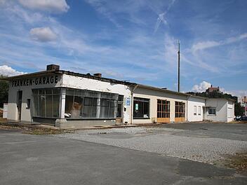 Die ehemalige Franken-Garage heute: Das Tankstellen-Vordach wurde vor einigen Jahren abgebaut, das Gebäude verfällt zusehends. Foto: Katrin Geyer