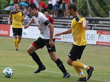 Steht nach muskulären Problemen am Samstag gegen den TSVfB Krecktal vor der Rückkehr in die Startelf: Meeders Kapitän und Stoßstürmer Moritz Gemeinder (links). Foto: Lisa Hümmer