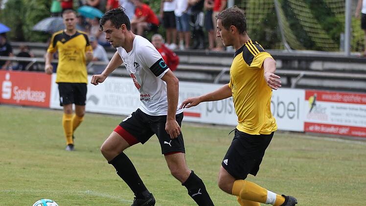 Steht nach muskulären Problemen am Samstag gegen den TSVfB Krecktal vor der Rückkehr in die Startelf: Meeders Kapitän und Stoßstürmer Moritz Gemeinder (links). Foto: Lisa Hümmer