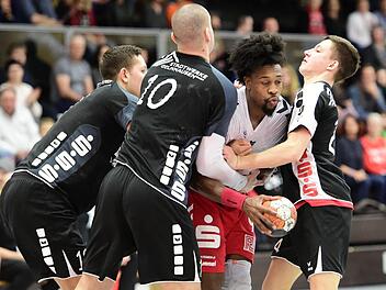 Gary Hines (Zweiter von rechts) war von der Abwehr des TV Gelnhausen kaum zu kontrollieren. Er erzielte elf Tore beim 33:30-Heimsieg des HSC Bad Neustadt. Foto:  Anand Anders