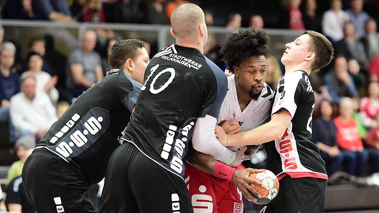Gary Hines (Zweiter von rechts) war von der Abwehr des TV Gelnhausen kaum zu kontrollieren. Er erzielte elf Tore beim 33:30-Heimsieg des HSC Bad Neustadt. Foto:  Anand Anders