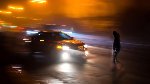 Treuchtlingen: Autofahrer streift Fußgängerin und fährt einfach weiter - Polizei sucht Zeugen