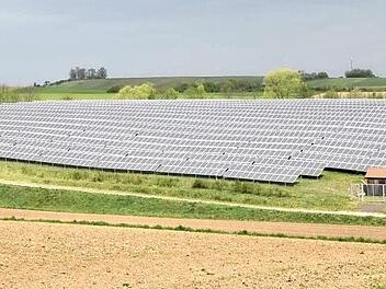 Weitere Photovoltaik-Freiflächen-Anlagen dürfen im Stadtbereich von Königsberg nur unter Einhaltung der vom Stadtrat beschlossenen Kriterien errichtet werden. Im Bild eine Anlage bei Altershausen.  Foto: sn
