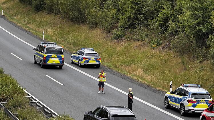 Mann schlägt auf Polizisten ein - Großfahndung in Fränkischem Waldgebiet