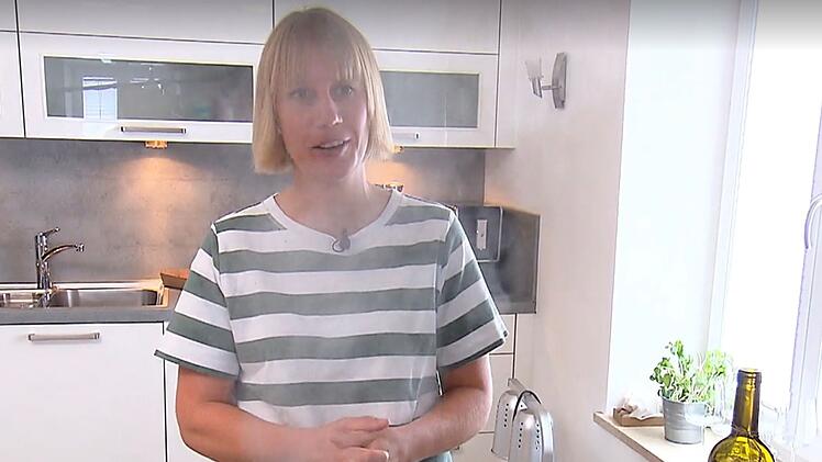 Von Soßen-Basis umdampft: Lena (36) beim Vorbereiten des Hauptgangs.