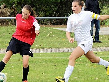 Im zweiten Spielabschnitt konnte sich Tanja Keller (TSV Prosselsheim) gegen ihre Bewacherin Michelle Paul (FC Iphofen) kaum noch durchsetzen.