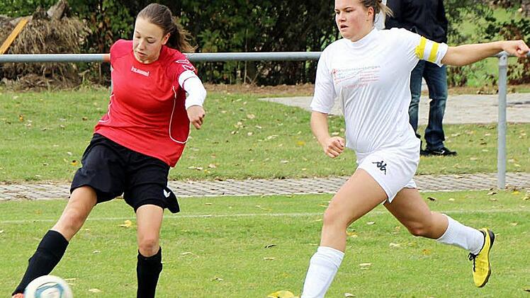 Im zweiten Spielabschnitt konnte sich Tanja Keller (TSV Prosselsheim) gegen ihre Bewacherin Michelle Paul (FC Iphofen) kaum noch durchsetzen.
