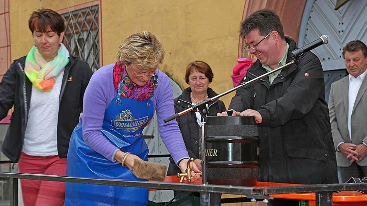 Europaabgeordnete Monika Hohlmeier zapfte das erste Fass (mit Radler?) an.