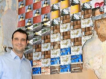 Oliver Schikora vor seinen Lomographien Foto: Björn Hein