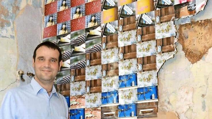 Oliver Schikora vor seinen Lomographien Foto: Björn Hein